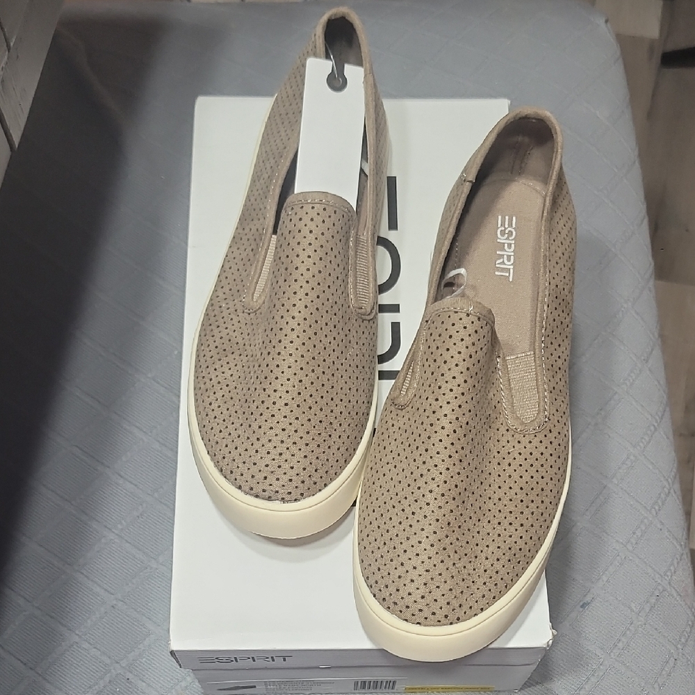 NIB Esprit North Beige Slip-On Sneakers Size 7 Women - Picture 1 of 4